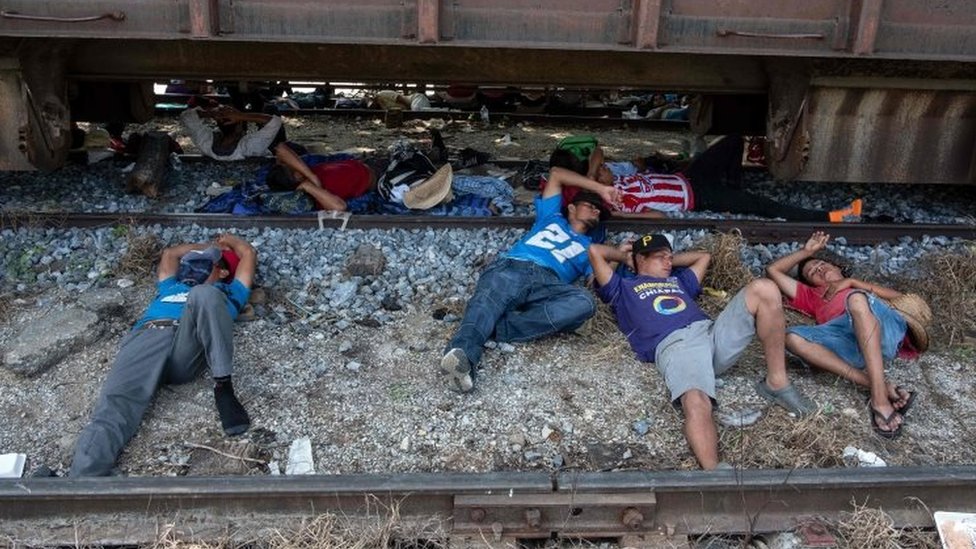 Мигранты из каравана отдыхают на железнодорожных путях в Арриаге, Мексика. Фото: 26 октября 2018 г.