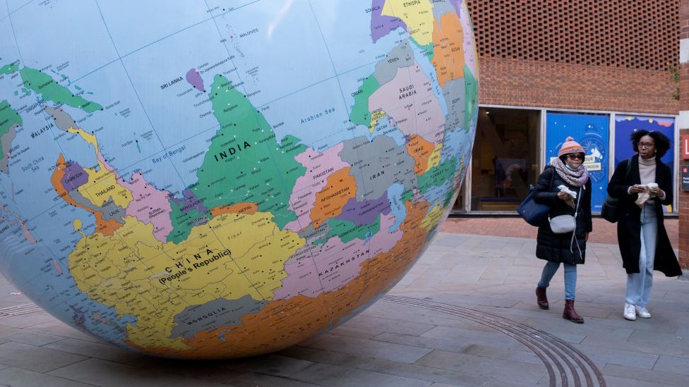 倫敦政治經濟學院（LSE）蘇瑞福學生中心外展示的藝術家馬克·渥林格（Mark Wallinger）作品「顛倒的世界」政區地球儀——上下顛倒的地球儀使印度「騎」在中國之上（6/12/2022）