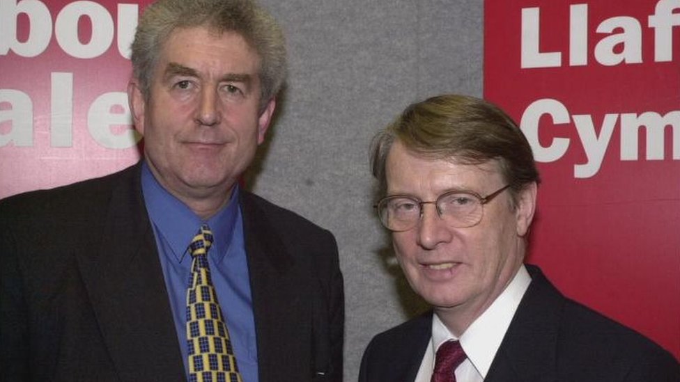 Родри Морган и Алан Майкл после встречи в Транспортном доме в Кардиффе в феврале 2000 г.
