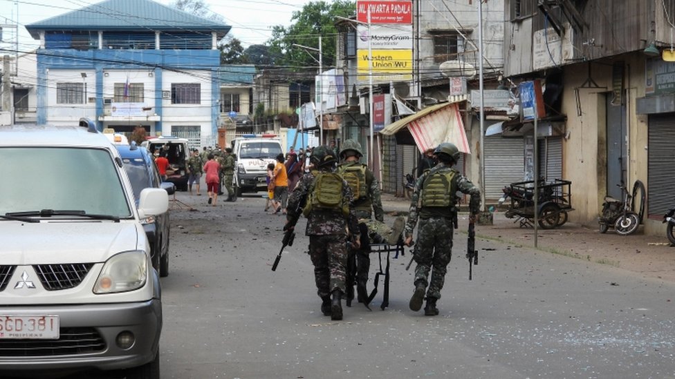 Филиппинские солдаты несут товарища на носилках после взрыва на острове Джоло, провинция Сулу, Филиппины