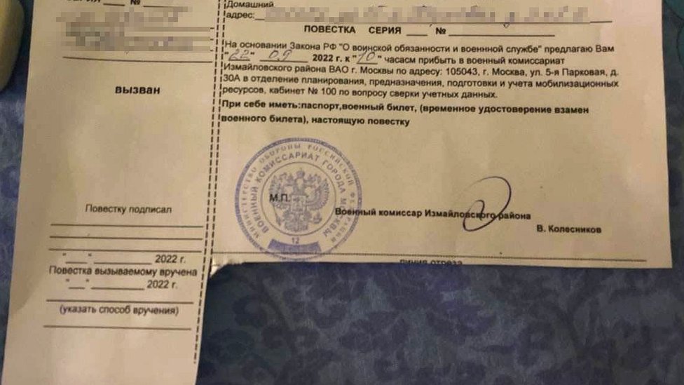 Sergey, seorang mahasiswa PhD tanpa pengalaman tempur, diberikan dokumen militer.