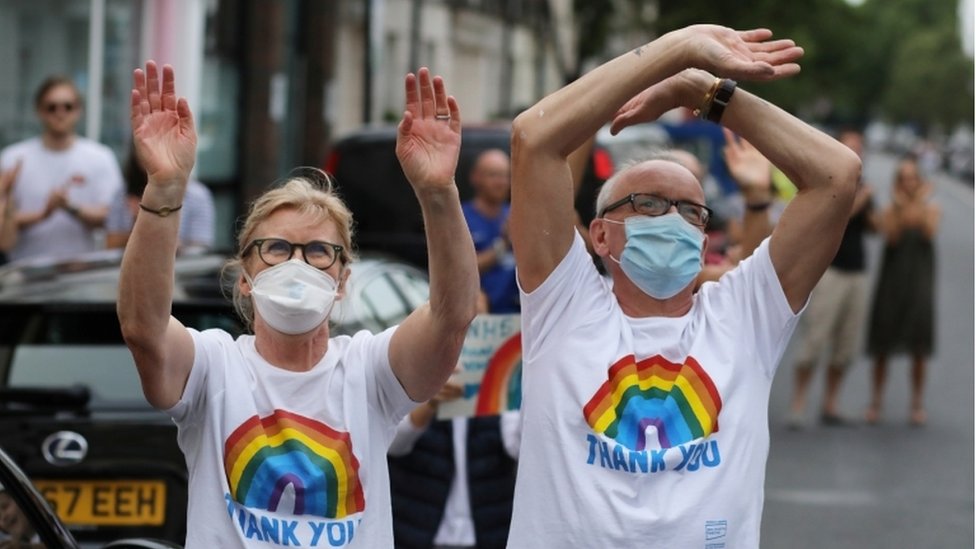 Люди аплодируют работникам NHS в Лондоне