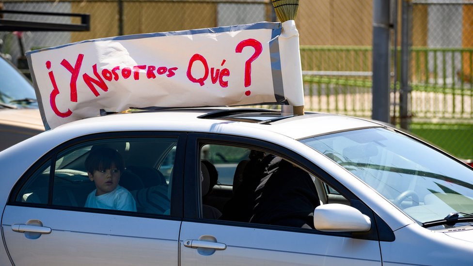 Auto con un cartel que dice "¿Y nosotros qué?"