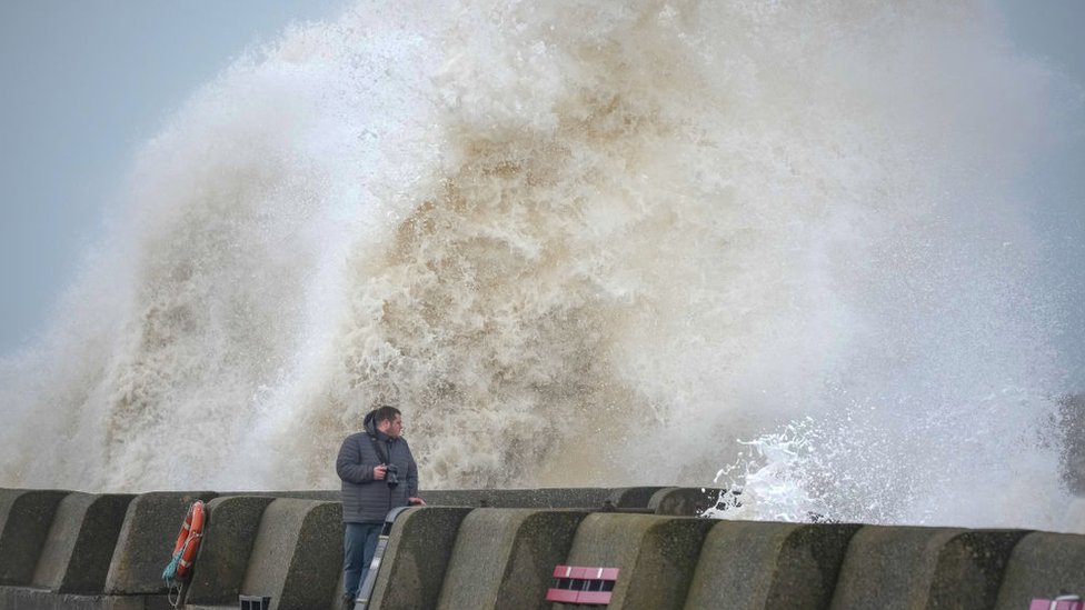 İngiltere'de Eunice Fırtınası sebebiyle milyonlarca insana dışarı çıkmama uyarısı yapıldı