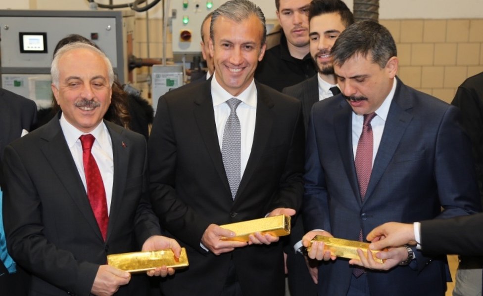 El vicepresidente venezolano de Economía, Tareck El Aissami (en el centro), visitó una refinería de oro en Çorum, Turquía, el pasado 15 de enero.
