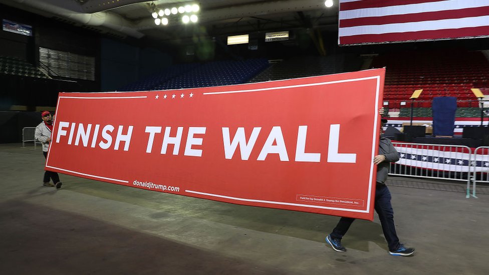 Cartel que dice "Termina el muro" (Finish the Wall)