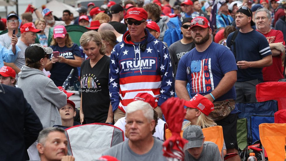Сторонники президента США Дональда Трампа собираются, чтобы присутствовать на митинге его предвыборной кампании позже в BOK Center, 20 июня 2020 года в Талсе, штат Оклахома