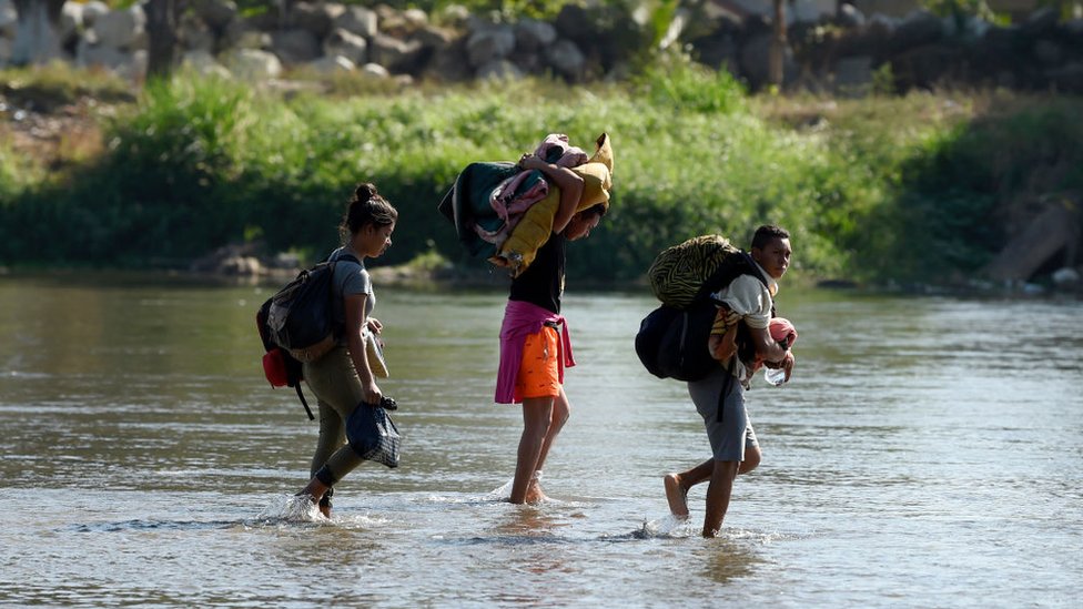 Guatemaltecos cruzando la frontera con México.
