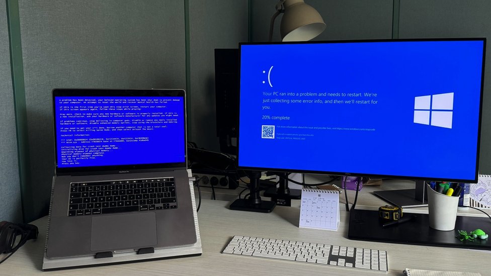Dva ekrana računara, na njima je plavi ekran smrti