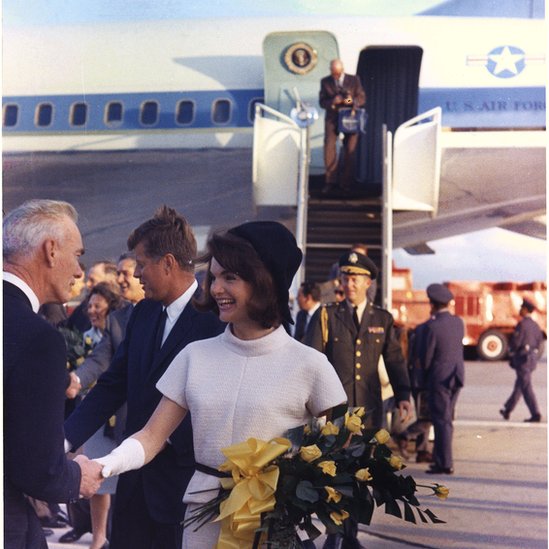 Джеки Кеннеди и президент Кеннеди приветствуют людей после ухода из Air Force One в 1963 году