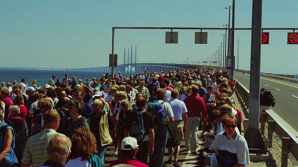 Gente cruzando el puente de Øresund, en su apertura en el año 2000.
