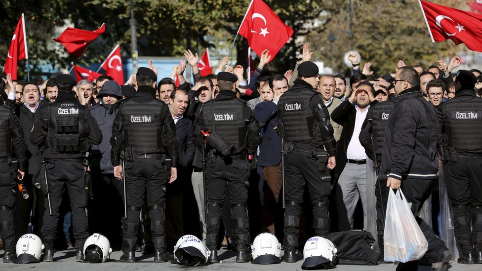 Сторонники движения Гюлена выкрикивают лозунги во время акции протеста у здания Kanalturk и Bugun TV в Стамбуле, Турция