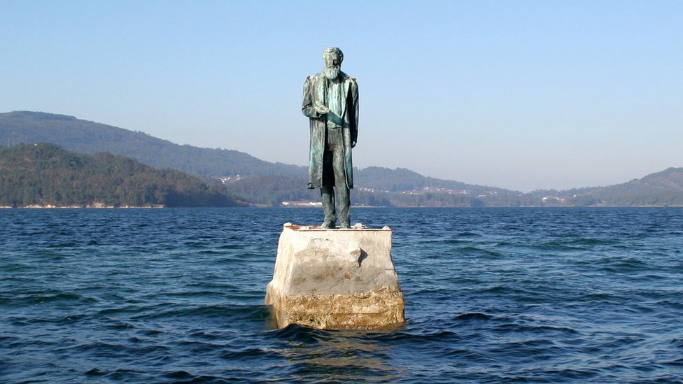Monumento a Julio Verne frente a la Isla de San Simón. Monumento a Julio Verne frente a la Isla de San Simón.