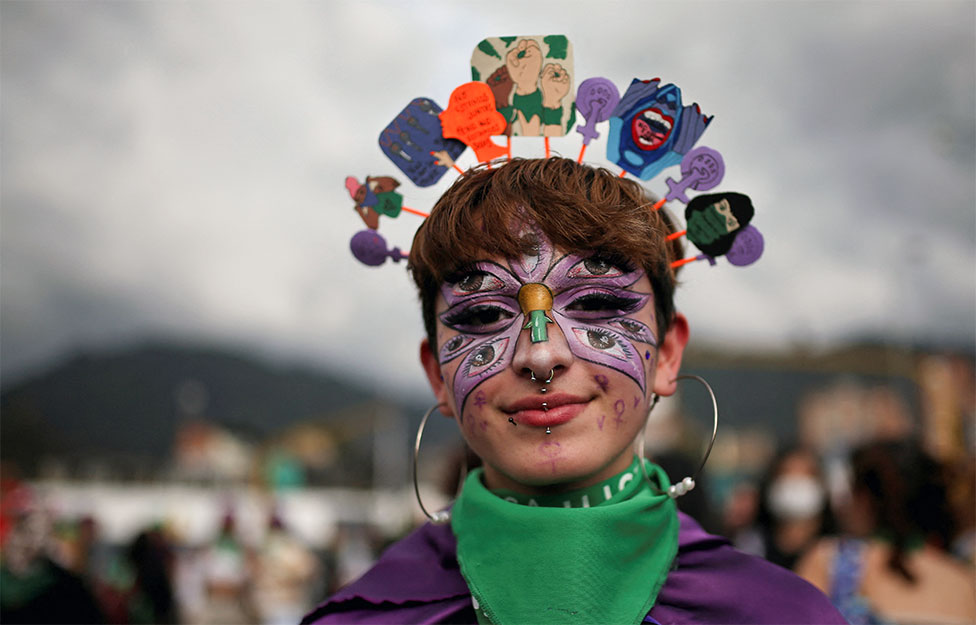 امرأة تشارك في مسيرة خلال احتفالات يوم المرأة العالمي في بوغوتا ، كولومبيا.