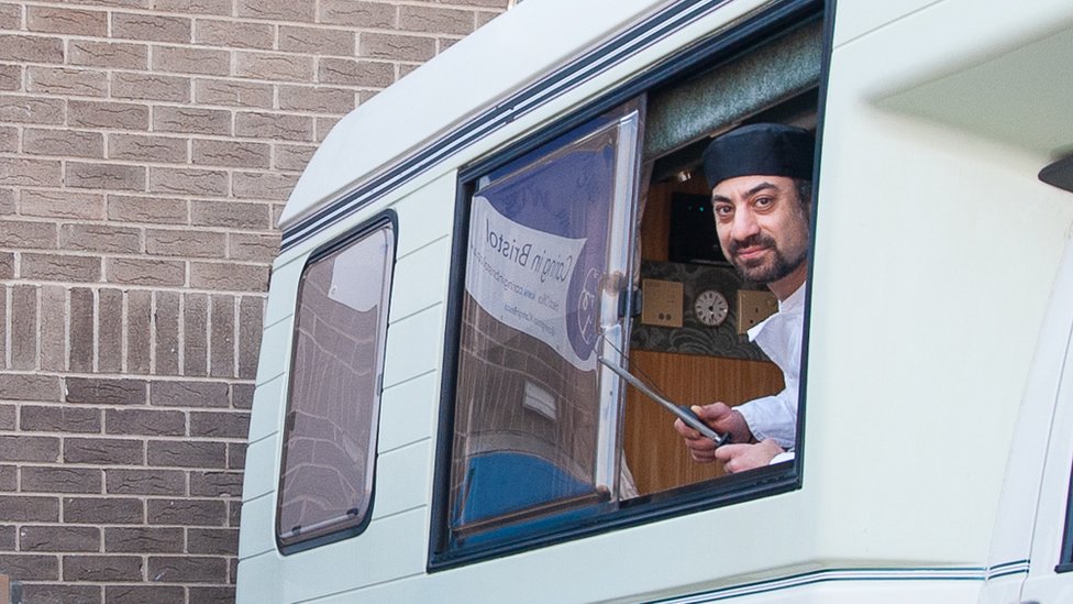 Доброволец Костаса заботится в Бристоле в своем фургоне