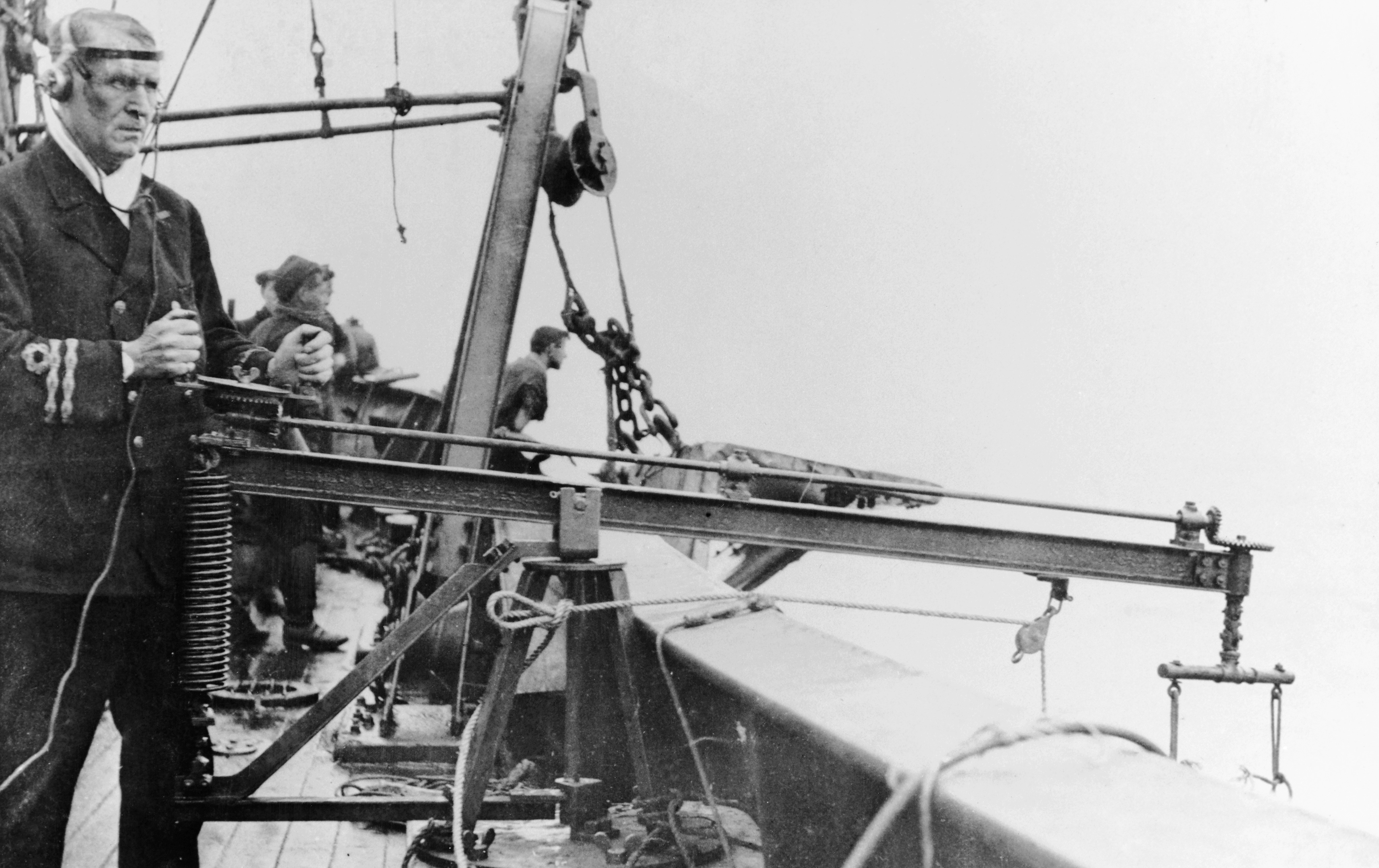 teniente de la Royal Navy británica opera un dispositivo de escucha de hidrófono a bordo de un barco armado que está en patrulla antisubmarina durante la Primera Guerra Mundial (1914-1918)