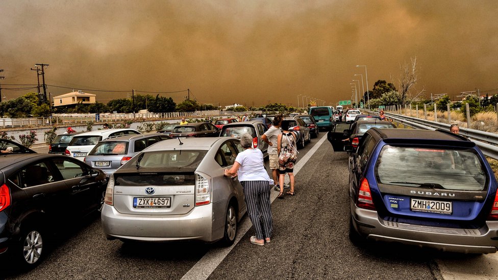 Atasco de tráfico en la carretera nacional, ahora cerrada, en Kineta, cerca de Atenas, el 23 de julio de 2018.