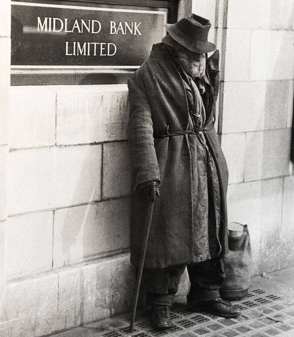 Un vagabundo afuera del banco Midland en 1955.