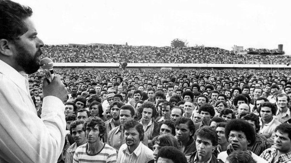 Lula discursa em assembléia de metalúrgicos do ABC paulista durante greve em março de 1979; livro analisa trajetória de ex-presidente e do PT