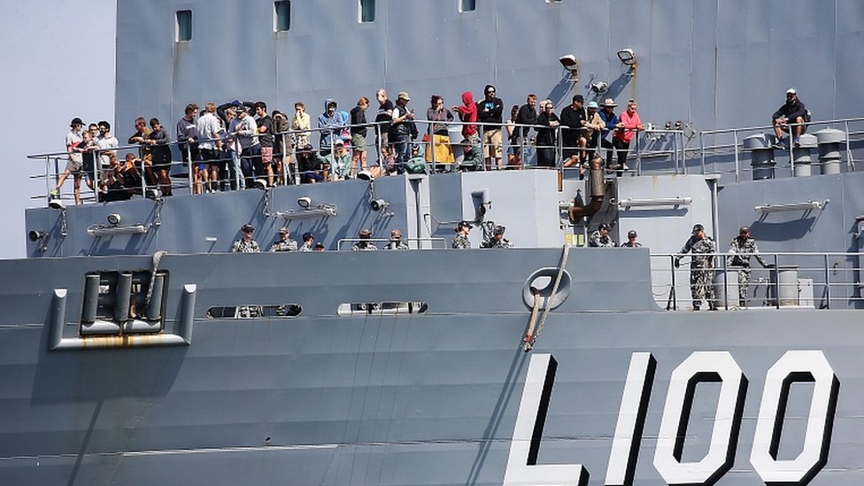 HMAS Choules прибывает с более чем 1000 эвакуированных из Маллакута в порт Гастингс в Виктории, Австралия, 4 января 2020 г.