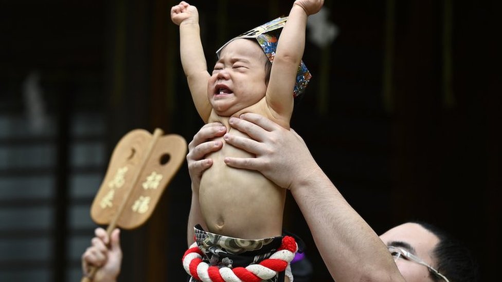 Bebé llorando en un festival en Japón.