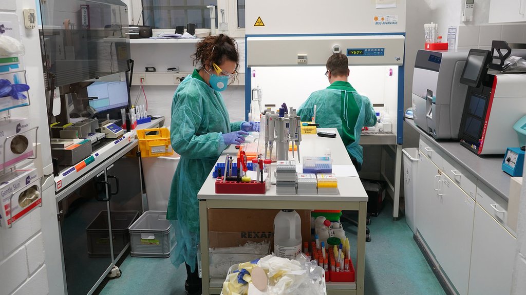 Техники проверяют мазки пациентов на коронавирусную инфекцию. 30 марта 2020 г., Берлин, Германия
