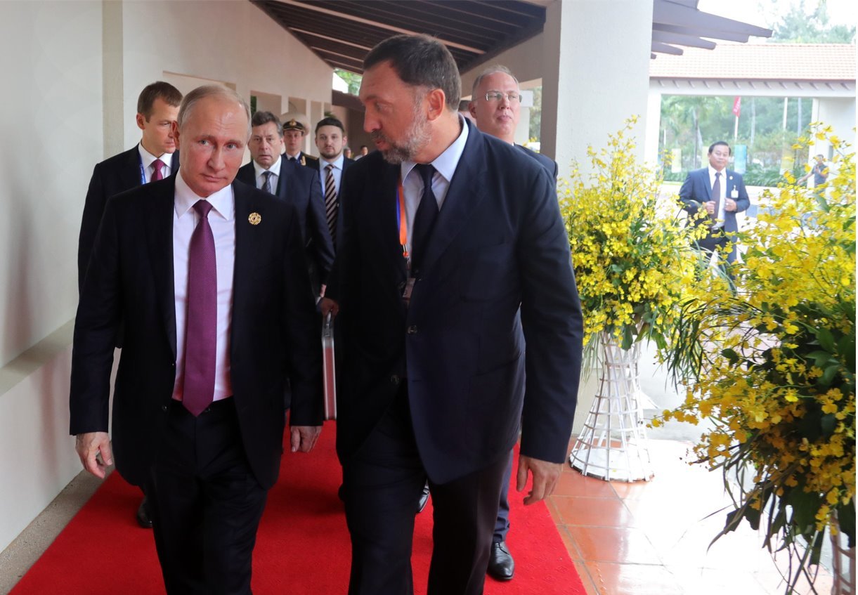 Oleg Deripaska (R) with Putin at the 2017 Asia-Pacific Economic Cooperation Summit