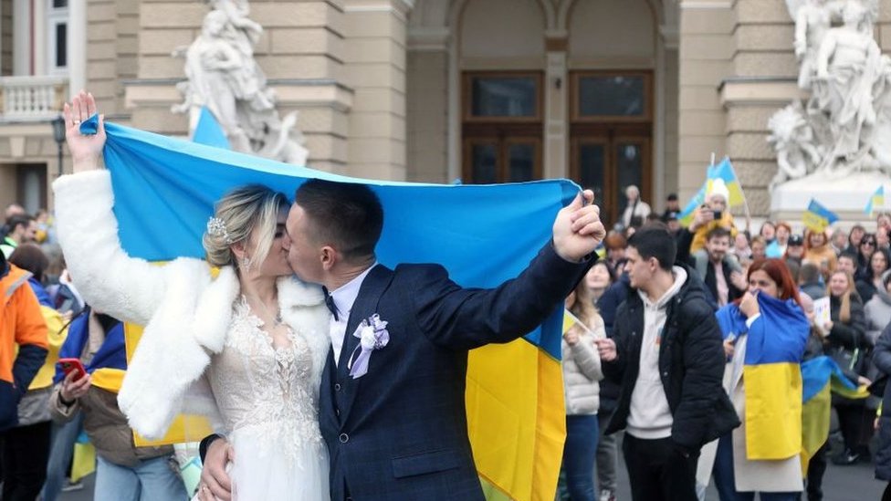 Pareja de recién casados celebran la victoria en Odesa.