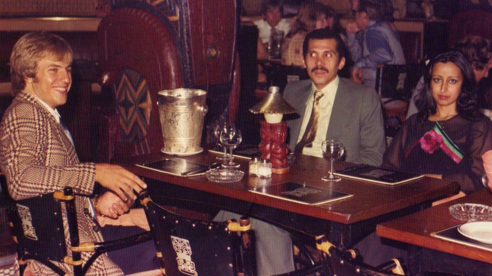 Eamonn O'Keefe, Pangeran Abdullah bin Nasser dan salah satu istri sang pangeran di restoran Barracuda, London, tahun 1976