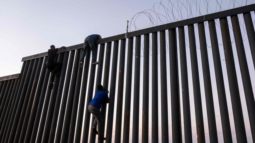 abd-meksika sınırındaki çitleri aşmaya çalışanlar