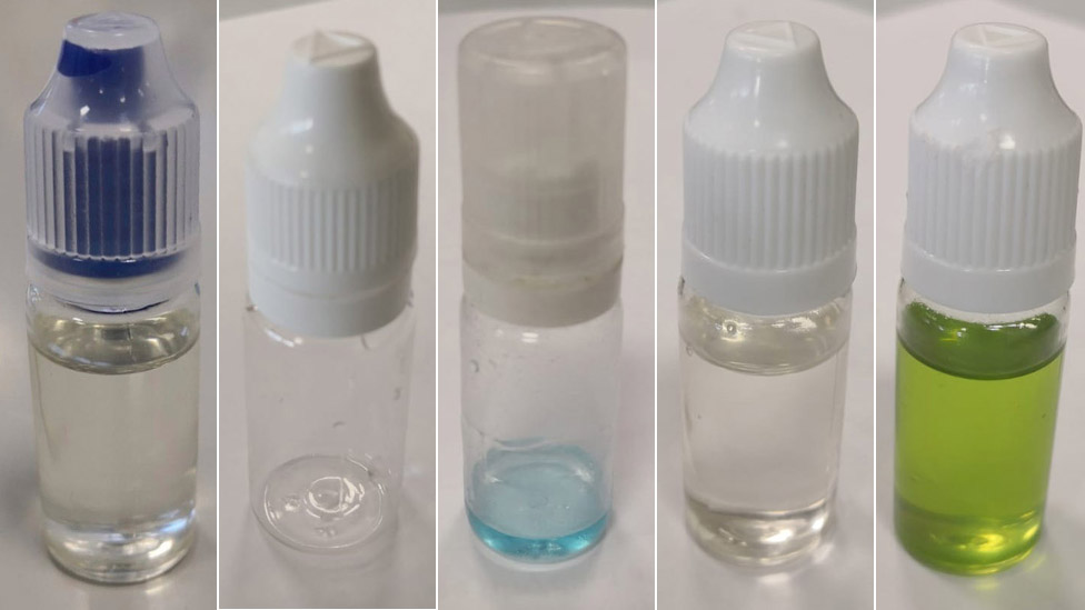 Маленькие пластиковые бутылки с поддельной жидкостью для вейпинга