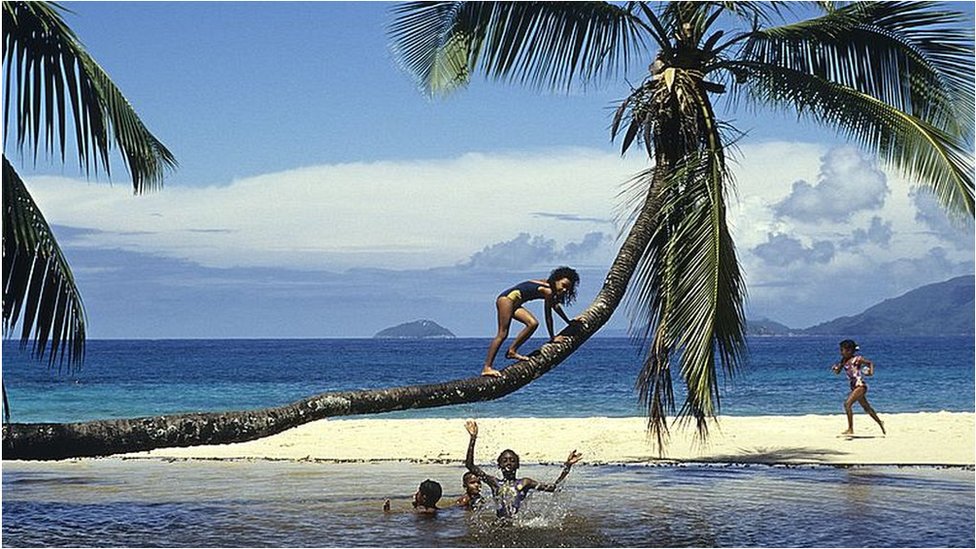 Praia em Seychelles com crianças brincando