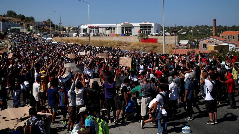 Беженцы и мигранты из разрушенного лагеря Мория протестуют после новости о создании нового временного лагеря на острове Лесбос, Греция, 11 сентября 2020 года