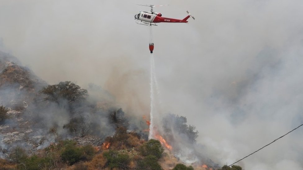 طائرة مروحية تساعد في مكافحة الحرائق.