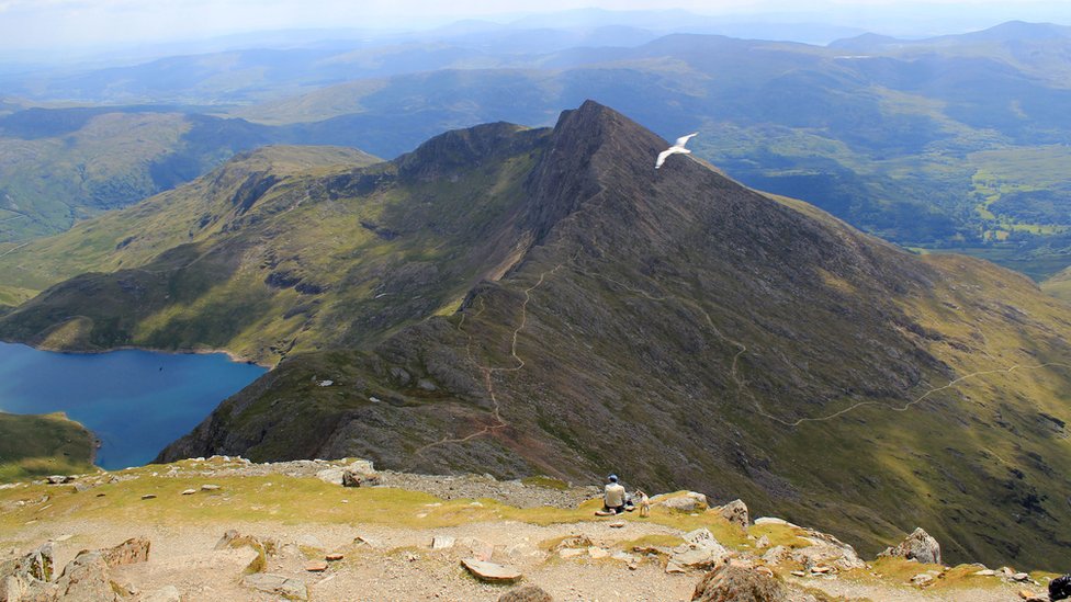 Call for Snowdon to only be known by Welsh name Yr Wyddfa - BBC News