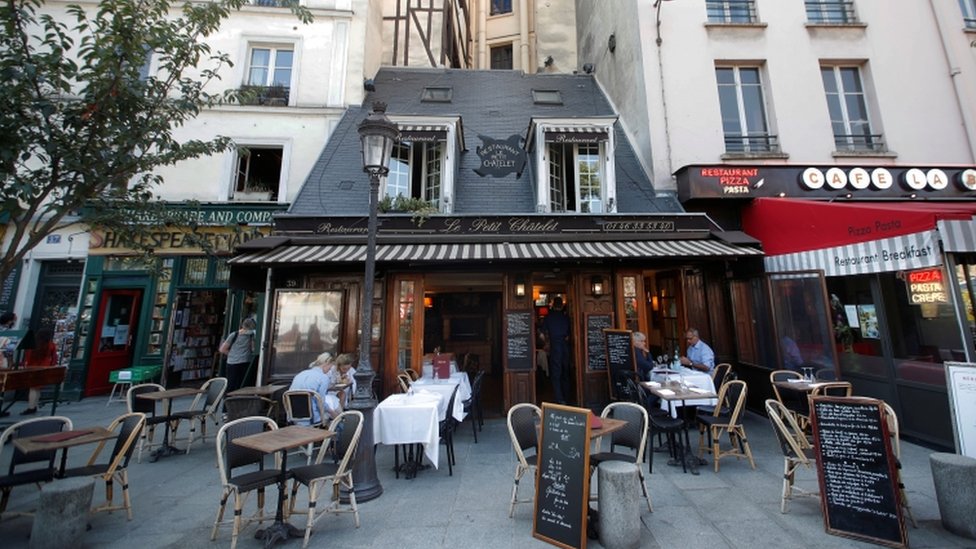 Парижским ресторанам будет разрешено оставаться открытыми, если они введут строгие антивирусные меры