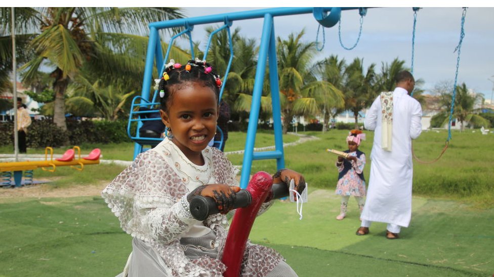 Ребенок играет в парке в Могадишо, Сомали, май 2020 г.