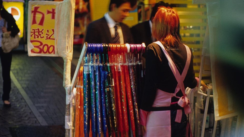 يقول ويست إن المظلات البلاستيكية كتلك المبينة في الصورة منتشرة ورخيصة في طوكيو، إلى درجة أن الكثير من اليابانيين يعتبرونها متاحة لمن يريدها