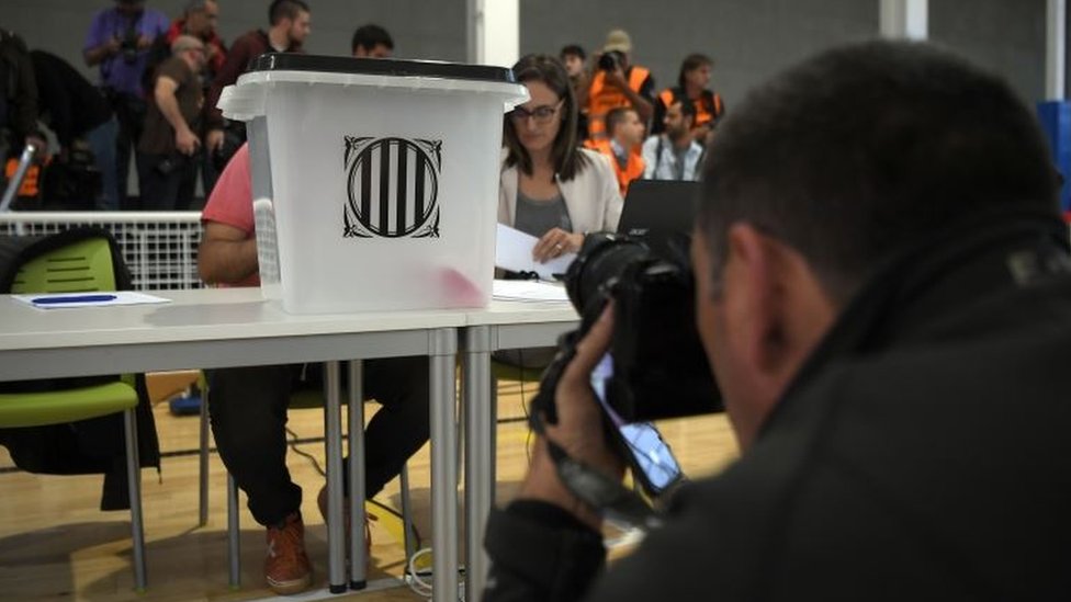 El referéndum en Cataluña ha atraído la atención de la prensa internacional, especialmente de Europa. Centro de votación