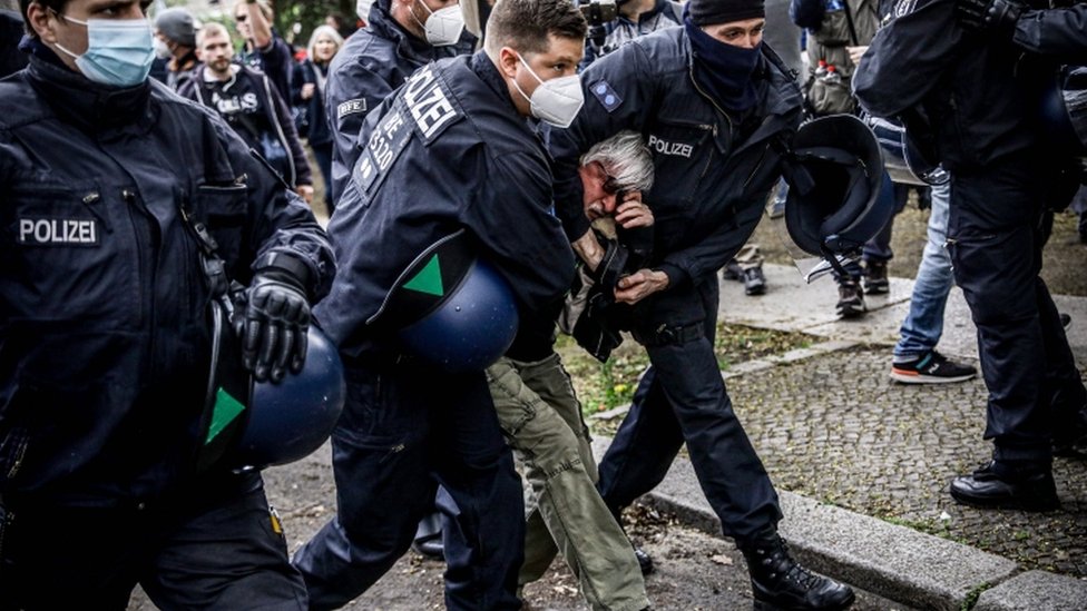 الشرطة تعتقل متظاهرين خلال مظاهرة ضد إجراءات الحكومة الألمانية الخاصة بفيروس كورونا