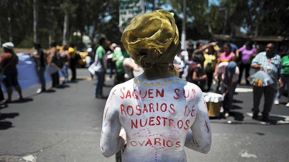 La organización de derechos humanos Amnistía Internacional ha criticado la prohibición del aborto. Y considera que lleva a las mujeres a hacerlos de forma clandestina, con riesgos para la vida de la embarazada. Manifestación por la despenalización del aborto