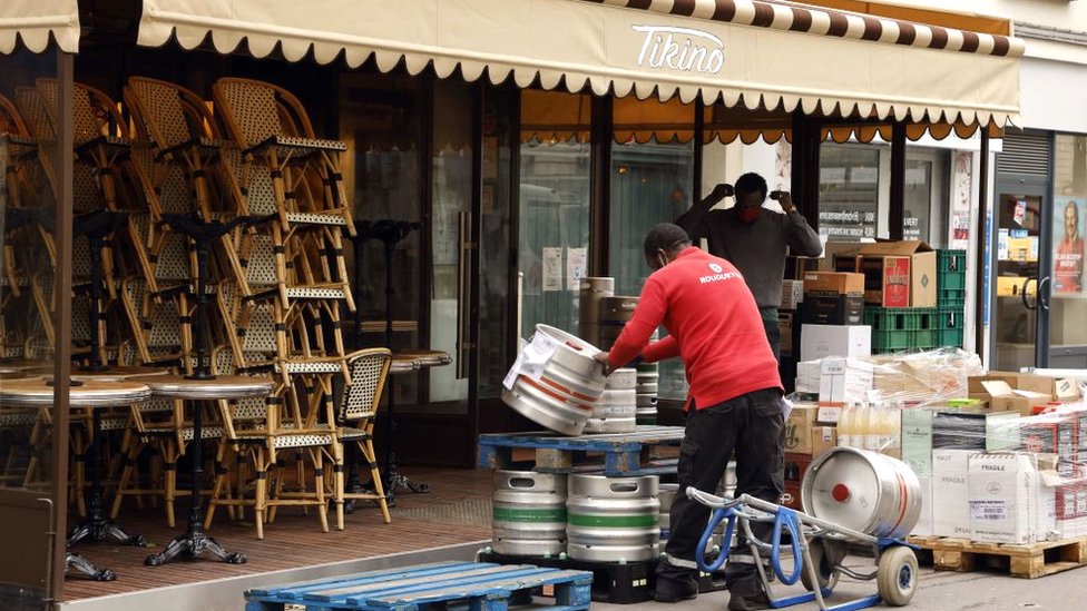 Covid: France to reopen bars and restaurants as lockdown eases