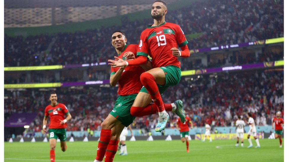 يوسف النصيري يحتفل بتسجيله الهدف الأول مع أشرف حكيمي في مرمى البرتغال كأس العالم 2022 قطر