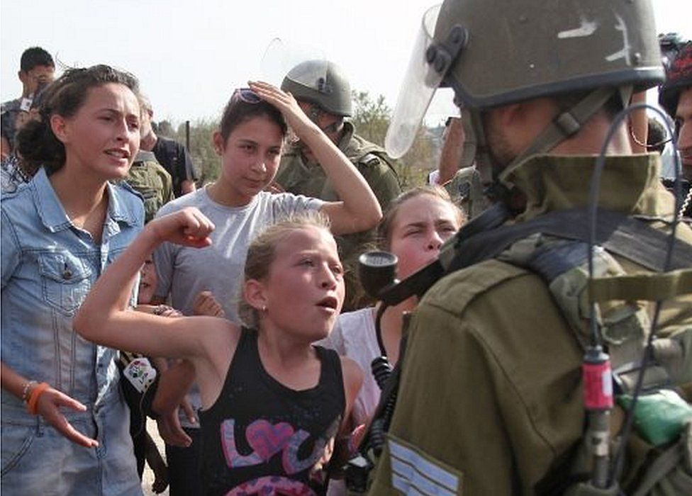 Cuando tenía 11 años, Ahed Tamimi ya fue filmada enfrentándose a soldados israelíes.