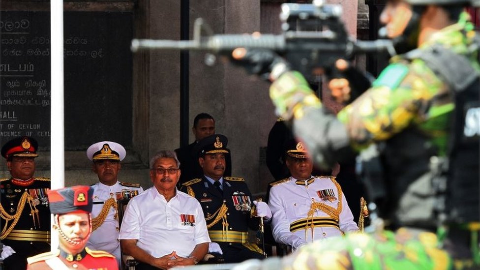 Президент Шри-Ланки Готабая Раджапакса (в центре) наблюдает за военным парадом во время празднования 72-го Дня независимости Шри-Ланки в Коломбо 4 февраля 2020 года.