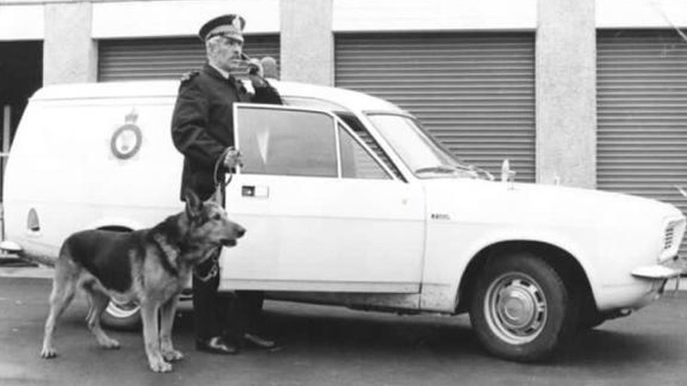 Мистер Лазарь на черно-белом фото, когда он служил в полиции