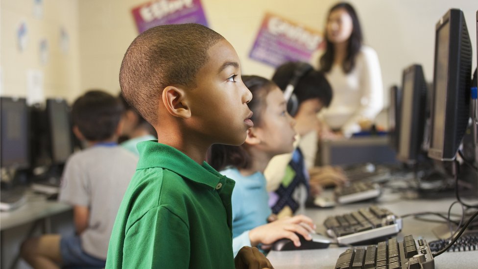 Niños leyendo en la computadora
