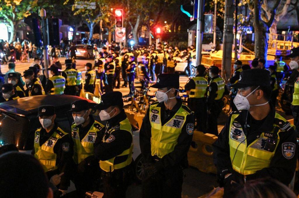在剛過去的周日，上海警方曾封鎖烏魯木齊路。