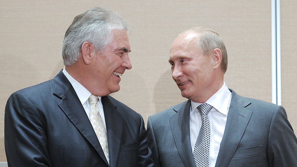 Премьер-министр России Владимир Путин (слева) беседует с президентом и главным исполнительным директором ExxonMobil Рексом Тиллерсоном во время подписания соглашения о стратегическом партнерстве между Роснефтью и ExxonMobil в Сочи 30 августа 2011 года. Российская нефтяная компания «Роснефть» и американская ExxonMobil заключили глобальную сделку, которая стоит до пол-триллиона долларов, которые позволят сверхмайору США занять место ВР в новаторских работах по разведке Арктики.