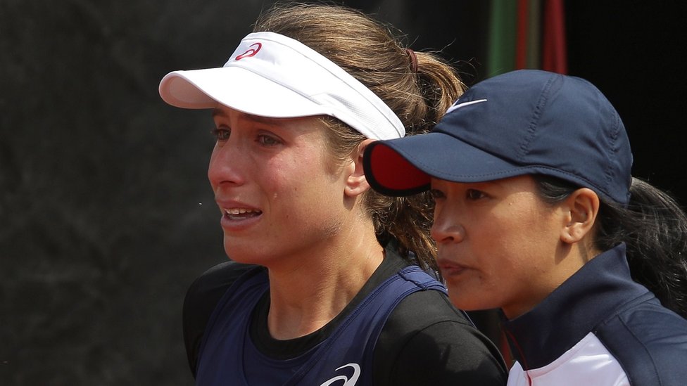 Ante el llanto de Konta, el partido fue suspendido. Keothavong acompañó a los vestuarios a la número siete del mundo, visiblemente afectada. Keothavong acompaña a Konta, quien llora desconsoladamente.